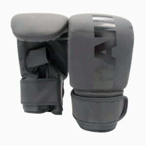 Mat zwarte bokszakhandschoenen van RAM fighting gear.