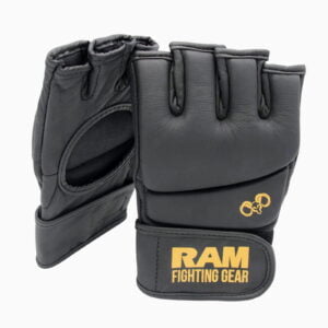 Zwart leren MMA handschoenen van RAM fighting gear.